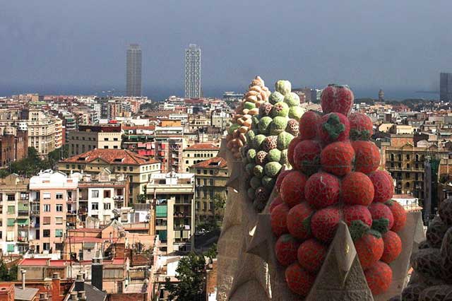Pinaculos del lado sur de la nave central decorados con frutas